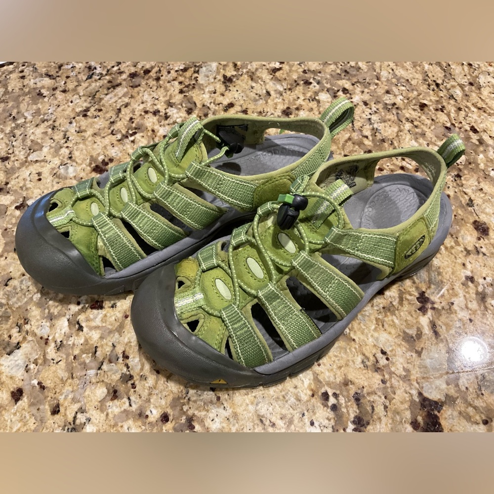 Keen Newport H2 Closed Toe Sandals Women’s